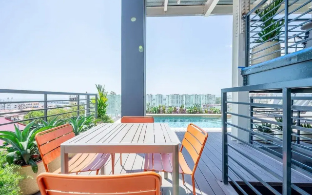 w Exceptional 1BR With Balcony in Casco View