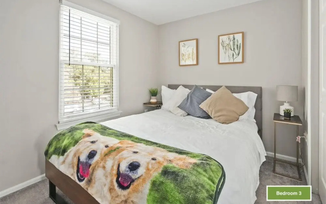 Top Rated Townhome - Largest Corner Unit With Patio, Deck, Basement, and new Luxury Mattresses! Self Checkin. Super Host Support!