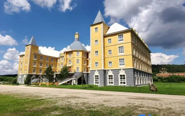 Ya'oulong Castle Hotel