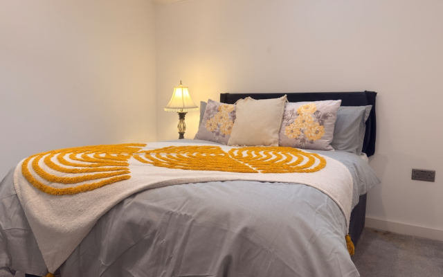 New Apartment - Sleeps 4 - Parking - City Centre