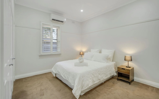 Dubbo 4BR Retreat with Kitchen & Patio