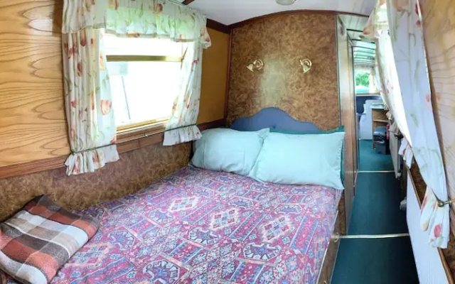 Stone - Boat - Sleeps 2 - Pet Friiendly- 85ws