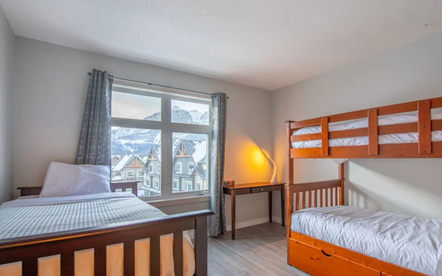 Mountain View 2 Bedroom Condo-Top Floor