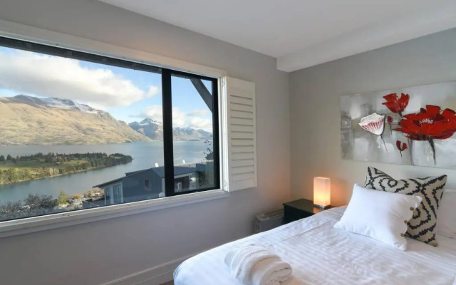 Modern 3 bedroom with stunning postcard views!