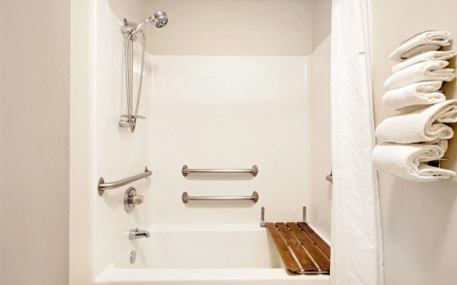 Super 8 by Wyndham Cloquet