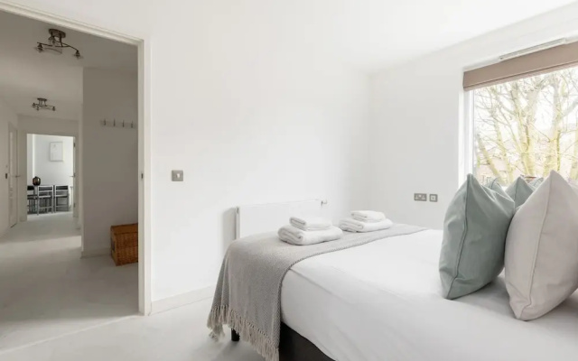 Luminous 2 Bed Balcony Flat in Islington