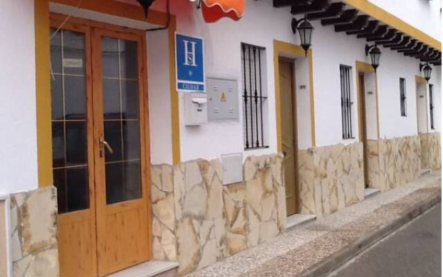 Отель Hostal Los Bateles Испания, Кониль-де-ла-Фронтера - отзывы, цены и фото номеров - забронировать отель Hostal Los Bateles онлайн вид на фасад