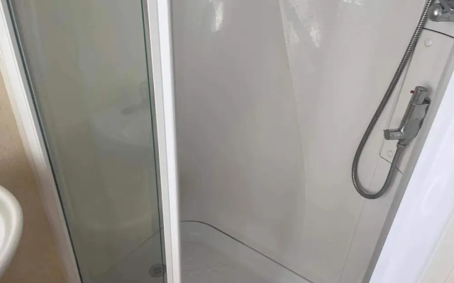 Caravan - Sleeps 8 - Pets Ok - Parking