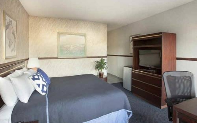 Отель Travelodge by Wyndham LAX Los Angeles Intl США, Лос-Анджелес - отзывы, цены и фото номеров - забронировать отель Travelodge by Wyndham LAX Los Angeles Intl онлайн комната для гостей