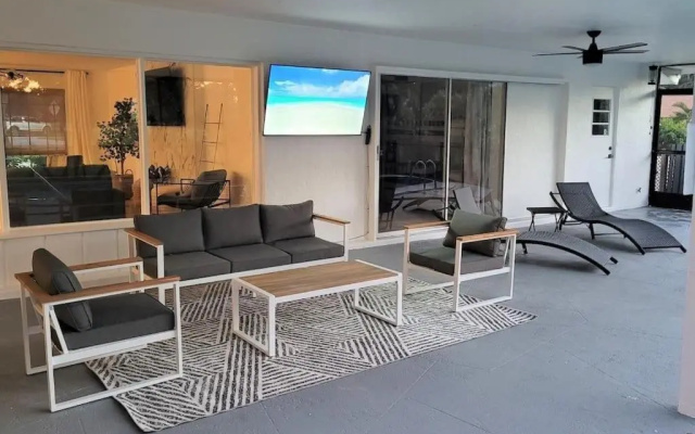 Remodeled 4BR Pool Home / Golf View/Near Beaches