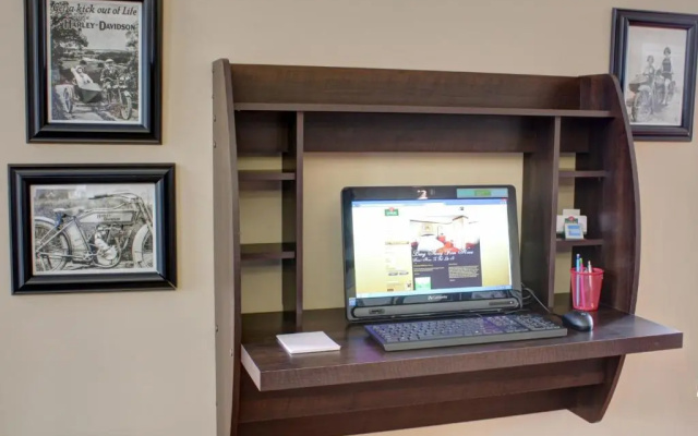 Luxbury Inn & Suites
