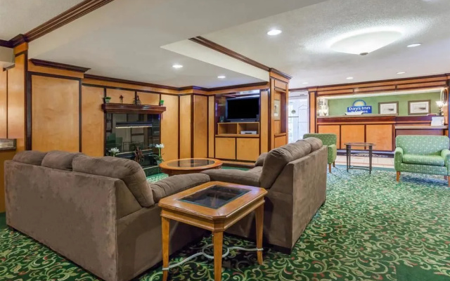 Days Inn & Suites Warren