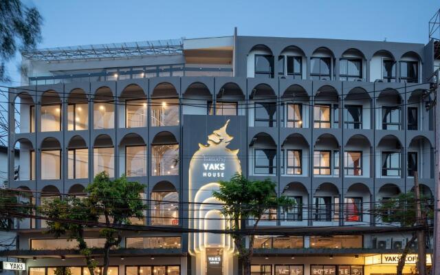 Yaks House Hostel Бангкок вид на фасад