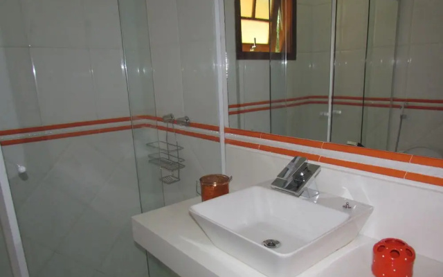Casa em Condomínio Prox a R das Pedras