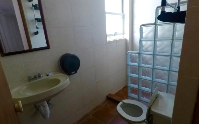 Mayflower Hotel & Hostal