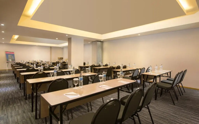 Up-Peak Hotel Simpang Lima Semarang Powered by Archipelago