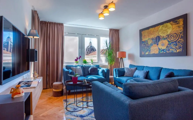 Deluxe City Center Blue Apartment