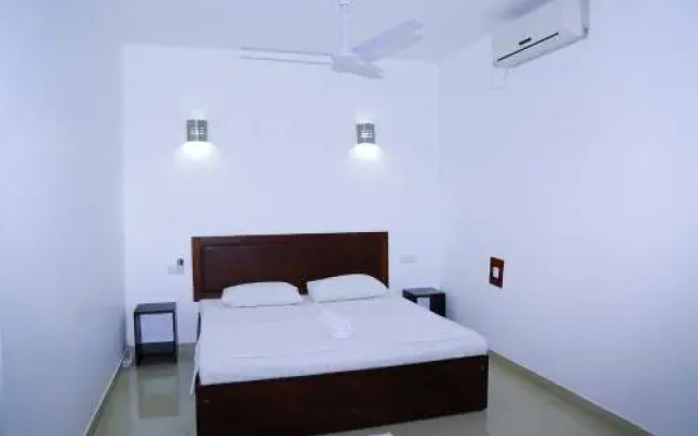 Thilini Holiday Inn