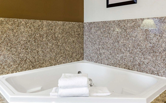 Comfort Inn & Suites Lawrence - University Area