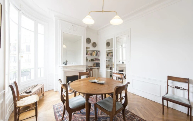 Elegance near Batignolles