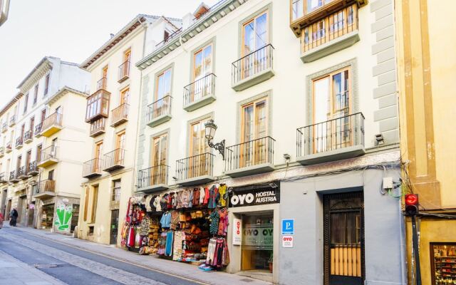 Отель OYO Hostal Austria вид на фасад