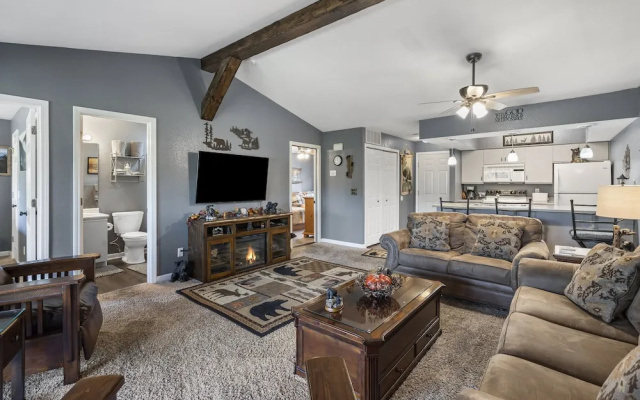Penthouse Lodge - In Heart of Ozarks!