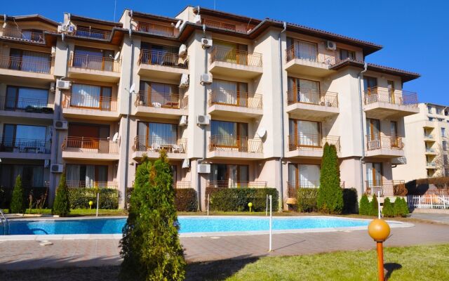 Апартаменты La Playa Apartments вид на фасад