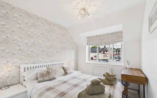 Central Bowness 2-bed Apt, Sleeps 4 With Parking