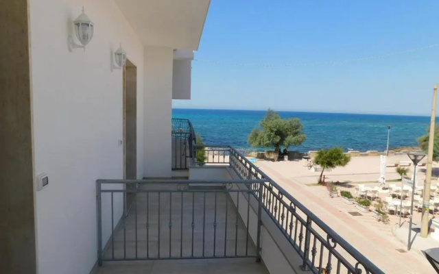 Bilocale con balcone sul mare 107