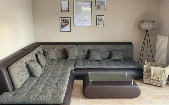 Spacious Stay Near the Sea