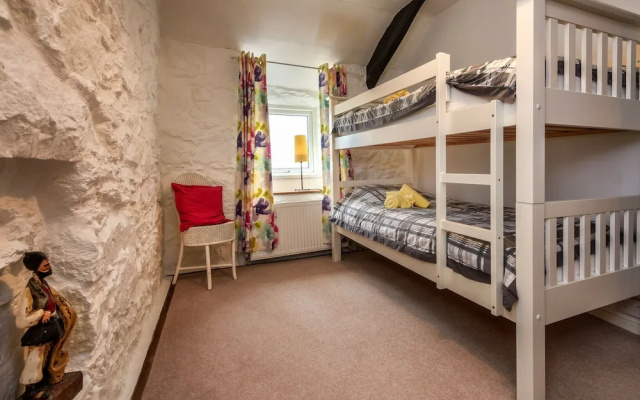 Charming holiday home in Aberdaron with Private Garden