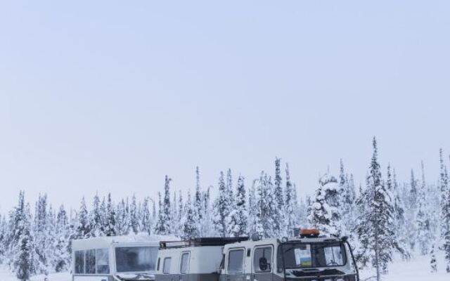Отель Kakslauttanen Arctic Resort - Igloos and Chalets парковка