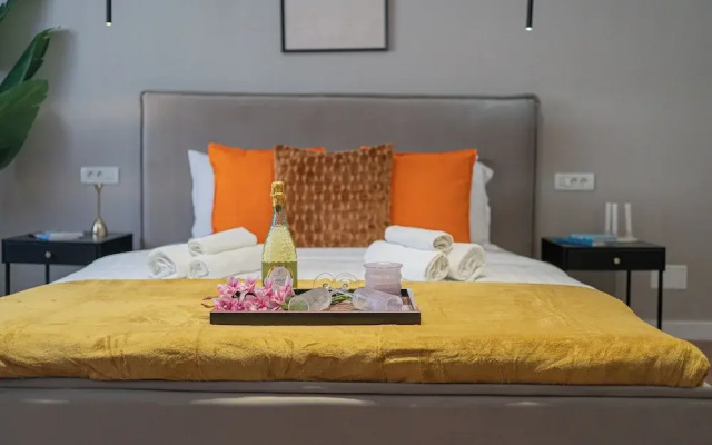 Playful & Trendy 2BR on Regina Elisabeta, Steps to Cismigiu Gardens | Bathtub & Boulevard Views