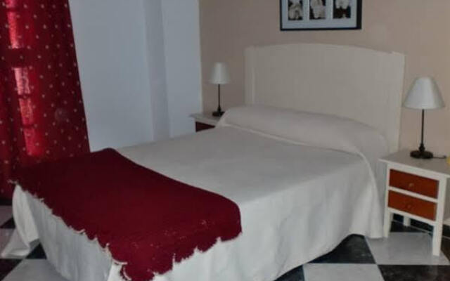 Отель Hostal Los Rosales Испания, Кониль-де-ла-Фронтера - отзывы, цены и фото номеров - забронировать отель Hostal Los Rosales онлайн комната для гостей