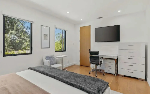 Casa Leona - Modern Masterpiece Behind Private Gates w/ Pool & Chef's Kitchen