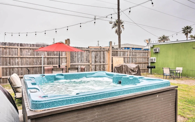 Cozy Galveston Apartment - Walk to Beach & Dining