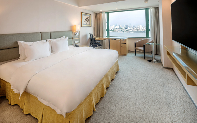 Holiday Inn Riverside Wuhan by IHG