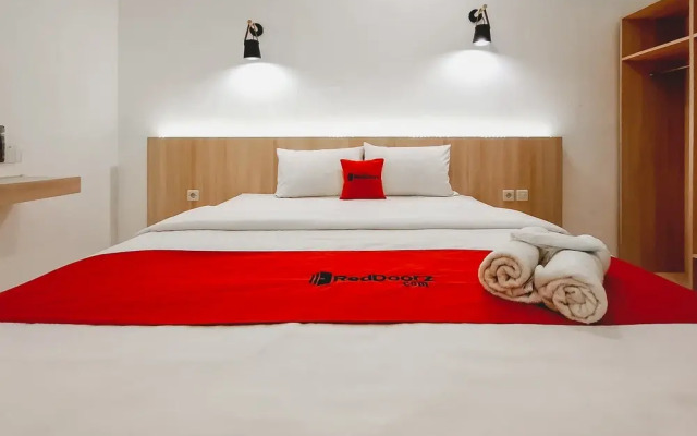 RedDoorz at Grand Mirza Near Pasar Grosir Batik Setono Pekalongan
