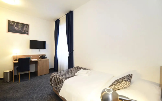 Hotel Dora