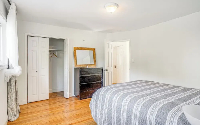 Charming Oakland Home w Fireplace & Deck