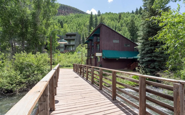 Manitou Lodge 3 Hotel Room by Alpine Lodging Telluride