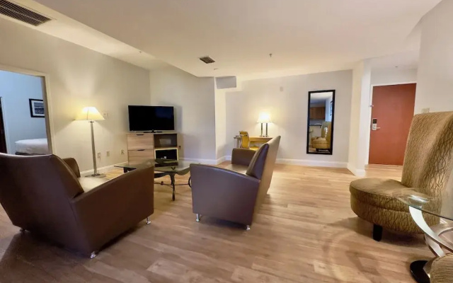 Days Inn & Suites Lakeland