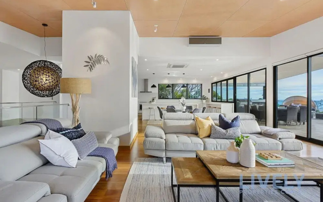 The Ocean s Edge Luxury Entertainer With Views