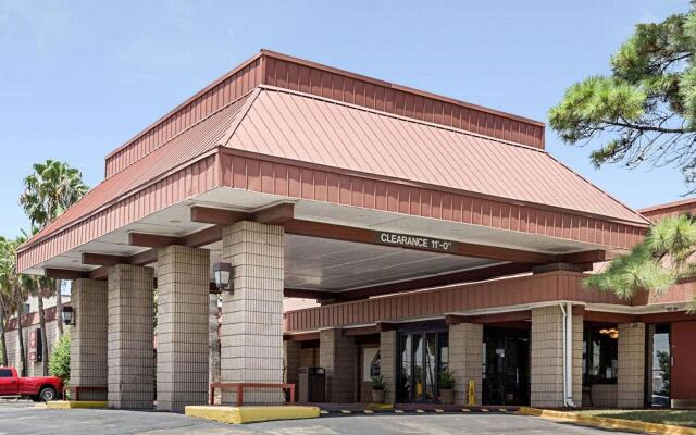 Отель Clarion Inn I-10 East at Beltway вид на фасад