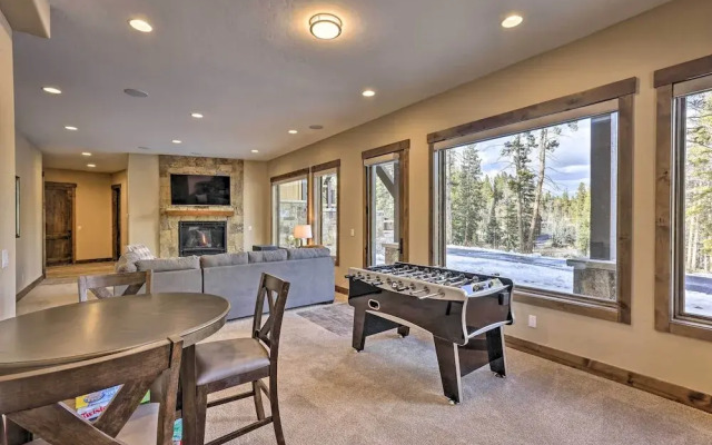 3 Fireplaces & Mtn View: Luxe Home in Breckenridge