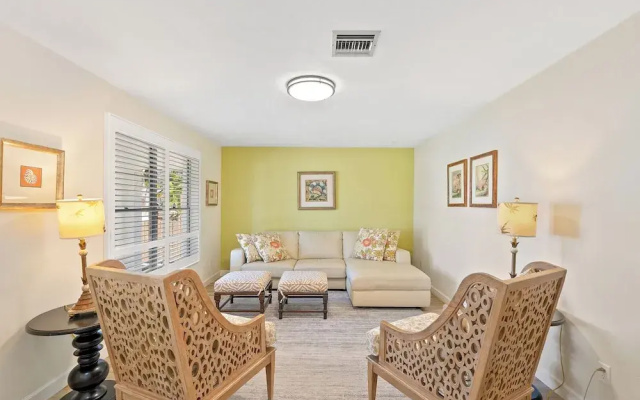 Avanti Vacation Rental, Relaxing 3-BR Retreat with Private Pool Minutes from Vanderbilt Beach and Delnor-Wiggins State Park. Enjoy Southern Exposure, BBQ Area, and Pet-Friendly Comfort