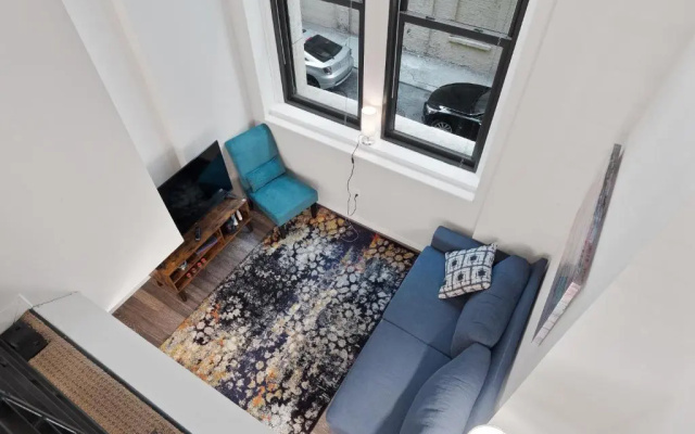 Lavish Downtown Condo with Rooftop Lounge 337