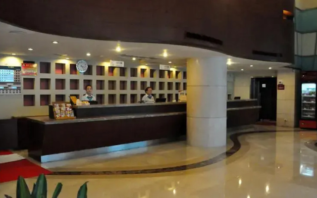 Sunny Sky Inn Chain on Baofeng Road
