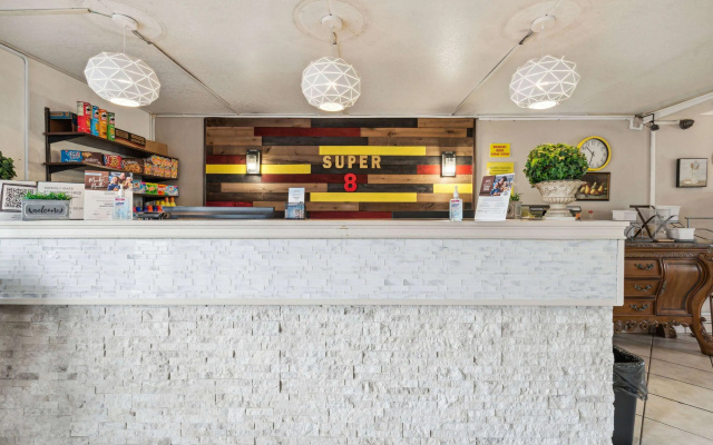 Super 8 by Wyndham Millbury/Toledo