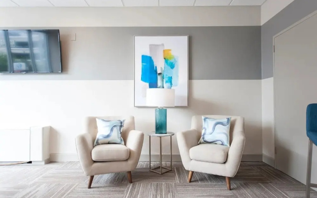 Contemporary 1 bedroom | CozySuites
